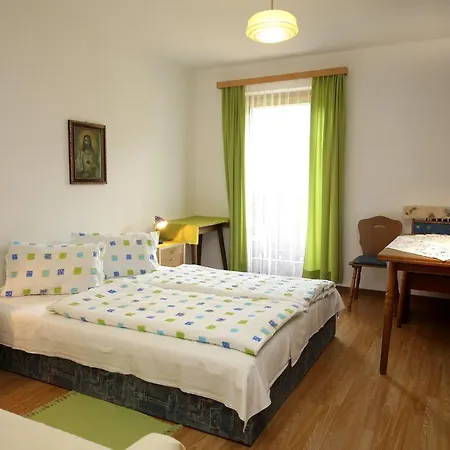 Gastehaus Lienharterhof Guest house Obertilliach
